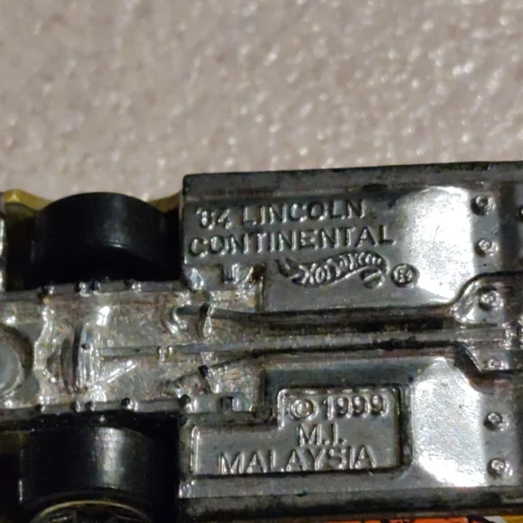 Vintage Hot Wheel 1999 features 1:64 scale diecast model of Lincoln Continental - Picture 3 of 10